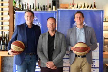 Auf dem Bild v.l.n.r. Wolfgang Schauer (Geschäftsführer Pirlo Gruppe), Michael Pilger (Obmann Pirlo Kufstein Towers) und Fabio Thaler (Sportdirektor u. aktiver Spieler Pirlo Kufstein Towers). 
