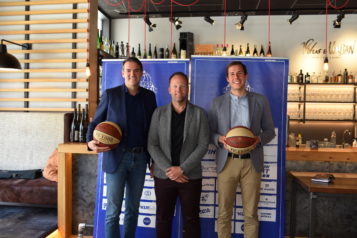 Auf dem Bild v.l.n.r. Wolfgang Schauer (Geschäftsführer Pirlo Gruppe), Michael Pilger (Obmann Pirlo Kufstein Towers) und Fabio Thaler (Sportdirektor u. aktiver Spieler Pirlo Kufstein Towers). 