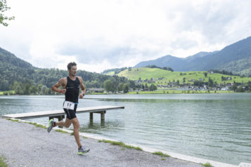 Die flache Laufstrecke am Ufer des Sees lädt zu schnellen Laufzeiten ein.
