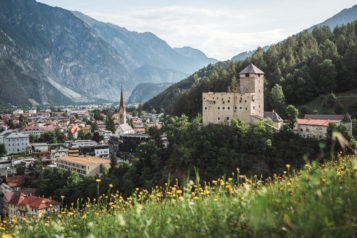 Der interaktive Themenweg führt an den fünf historischen Burgen der Region - unter anderem an dem Schloss Landeck - vorbei. 