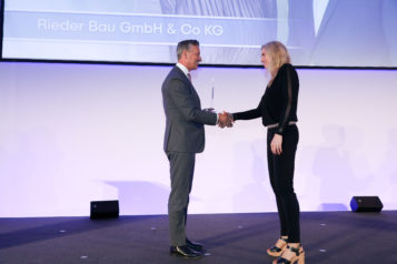 Bankhaus Spängler-Vorstandssprecher Werner G. Zenz gratuliert Verena Rieder, RIEDERBAU-Leiterin Personalentwicklung.