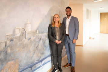 Auf dem Bild: Barbara Trapl (Immobilienverkauf und -vermietung bei Unterberger Immobilien) und Florian Huber (Projektleitung Unterberger Immobilien).