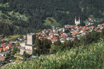 In Fließ erwartet die Weitwanderfans das Schloss Biedenegg. 