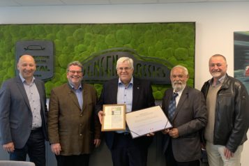 Auf dem Bild v.l.n.r.: Josef Gruber (Geschäftsführer Unterberger Gruppe), Dr. Jürgen Weber (Hauptgeschäfsführer der Maler und Fahrzeuglackierer Innung München Stadt und Land), Helge Jensen, Ehrenbezirksinnungsobermeister Michael Heser und Landesinnungsobermeister Rainer Höck (Tirol).