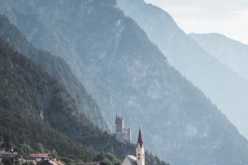 Östlich von Stanz trohnt die Burgruine Schrofenstein auf einem Felsvorsprung. 