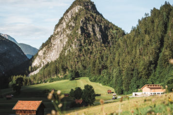 Zwischen Zams und Schönwies kommen die WanderInnen an der Ruine Kronburg vorbei. 