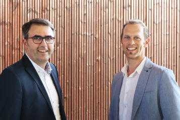 Sind künftig gemeinsam auf dem innovativen Holzweg: Baumeister Anton Rieder (li.) von RIEDERBAU und Huetz-Geschäftsführer Ing. Leonhard Huetz.
