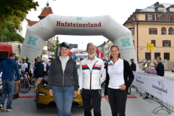 Auf dem Bild v. l. n. r.: Maria Plangger, Obmann Georg Hörhager und Vanessa Klaus vom Tourismusverband Kufsteinerland. 