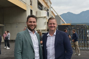 Auf dem Bild v.l.n.r.: Projektleiter Florian Huber und Architekt Peter Ramsauer