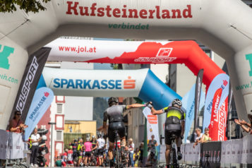 Im Zielbereich am Fuße der Festung wurden die Athleten von zahlreichen Besuchern in Empfang genommen. 