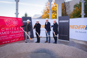 Auf dem Bild v.l.n.r.: Christian Praxmarer (Managing Director / CCFO Single Use Support), Bürgermeister Martin Krumschnabel, Josef Feichtner (Geschäftsführer Unterberger Immobilien) und Peter Ramsauer (Geschäftsführer Architekten Adamer°Ramsauer).