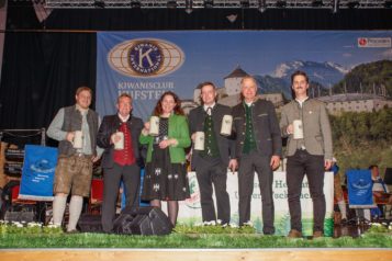 Auf dem Bild v. l. n. r.: Kufsteiner Vizebürgermeister Stefan Graf, Hubert Gaun, LH Stv. Ingrid Felipe, Thomas Oberhuber, Auerbräu-Geschäftsführer Thomas Frank mit Marketingleiter Michael Hinterseer.