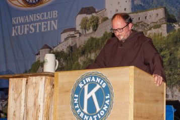Mit Spannung erwartet wurde die Rede von Thierbergpater Antonius alias Gunther Hölbl, der die Gäste“ wieder verlässlich zum Lachen und Nachdenken brachte.