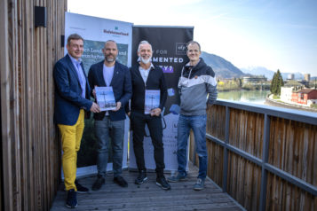Auf dem Bild v. l. n. r.: Thomas Oberhuber (Geschäftsführer Agentur ofp kommunikation), André Lomsky (Geschäftsführer Tourismusverband Kufsteinerland), Georg Hörhager (Obmann Tourismusverband Kufsteinerland) und Christoph Dolar (Geschäftsführer von VITAMIN D)