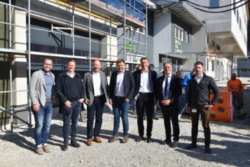 Auf dem Bild v. l. n. r.: Unterberger Immobilien-Projektleiter Thomas Hörfarter,  Peter Ramsauer (Geschäftsführer Architekten Adamer°Ramsauer), Josef Gruber (Geschäftsführer Unterberger Gruppe), Fritz Unterberger Junior (Geschäftsführer BMW MINI Unterberger Kufstein), Josef Feichtner (Geschäftsführer Unterberger Immobilien), Bürgermeister Martin Krumschnabel und Christian Praxmarer (Managing Director / CCFO Single Use Support)