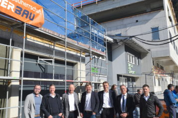 Hochformat / Auf dem Bild v. l. n. r.: Unterberger Immobilien-Projektleiter Thomas Hörfarter, Peter Ramsauer (Geschäftsführer Architekten Adamer°Ramsauer), Josef Gruber (Geschäftsführer Unterberger Gruppe), Fritz Unterberger Junior (Geschäftsführer BMW MINI Unterberger Kufstein), Josef Feichtner (Geschäftsführer Unterberger Immobilien), Bürgermeister Martin Krumschnabel und Christian Praxmarer (Managing Director / CCFO Single Use Support)