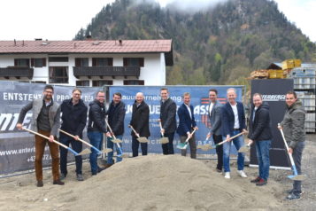 Auf dem Bild v. l. n. r.: Johannes Kneissl (Kanzlei KTE RECHTSANWÄLTE), Günter Bichler (Prokurist Sparkasse Kitzbühel), Thomas Hörfarter (Projektleitung Unterberger Immobilien), Sebastian Herbig (Vertrieb Unterberger Immobilien), Josef Gruber (GF Unterberger Gruppe), Florian Unterberger (GF Unterberger Immobilien), Bürgermeister Ekkehard Wimmer, die beiden Architekten Maximilian Gruber und Jakob Haselsberger, Florian Willfert (Projektleitung Unterberger Immobilien) und Alexander Grebien (Bauleitung Buchauer & Strasser)