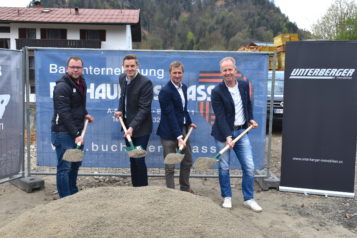 Auf dem Bild v. l. n. r.: Thomas Hörfarter (Projektleitung Unterberger Immobilien), Florian Unterberger (GF Unterberger Immobilien), Bürgermeister Ekkehard Wimmer und Architekt Jakob Haselsberger.

