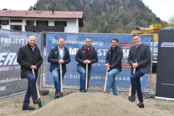 Auf dem Bild v. l. n. r.: Josef Gruber (GF Unterberger Gruppe); Florian Willfert (Projektleitung Unterberger Immobilien), Thomas Hörfarter (Projektleitung Unterberger Immobilien), Sebastian Herbig (Vertrieb Unterberger Immobilien) und Florian Unterberger (GF Unterberger Immobilien)
