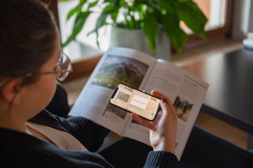 Beispielfoto Querformat: Mithilfe von Augmented Reality wird das MOMENTE Magazin zum Leben erweckt.