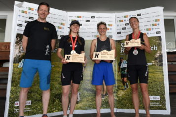 Das KOASA-Marathon-Siegertreppchen der Damen: Auf dem Bild v.l.n.r. Wolfgang Walcher (Organisator Wolfgang Walcher, Obmann vom Wintersportverein Ebbs), Johanna Eppler (Zweiplatzierte und österreichische Meisterin im Marathon Trail) und Sandra Stroppa (Drittplatzierte). 