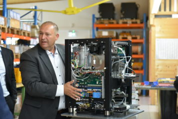 Im Rahmen des Pressefrühstücks stand auch eine Besichtigung der Produktionsstätte in Kirchbichl auf dem Programm. 