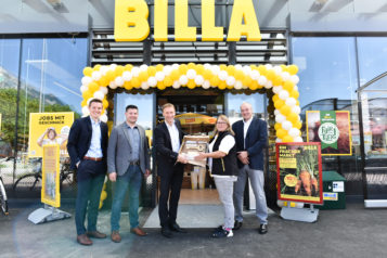 Auf dem Bild v.l.n.r.: Florian Unterberger (Geschäftsführer Unterberger Immobilien), Dominik Hasenberger (BILLA Vertriebsmanager Tirol), Josef Feichtner (Geschäftsführer Unterberger Immobilien), Elisabeth Prosser (BILLA Marktmanagerin) und Robert Zeiner (REWE Expansion). 