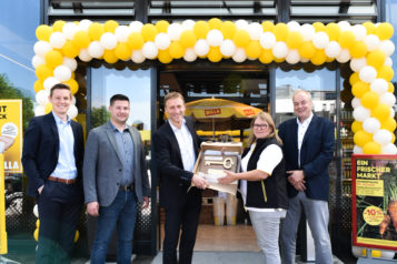 Auf dem Bild v.l.n.r.: Florian Unterberger (Geschäftsführer Unterberger Immobilien), Dominik Hasenberger (BILLA Vertriebsmanager Tirol), Josef Feichtner (Geschäftsführer Unterberger Immobilien), Elisabeth Prosser (BILLA Marktmanagerin) und Robert Zeiner (REWE Expansion). 