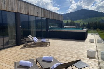 Die Panorama-Terrasse lädt nach einem aktiven Tag zum Verweilen ein.