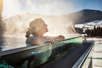 Der neue beheizte Skypool eröffnet traumhafte Ausblicke auf den Golfplatz und die umliegende Bergwelt. 
