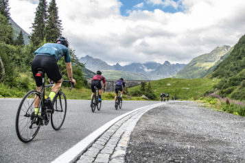 Neben ambitionierten HobbysportlerInnen nehmen auch bekannte Gesichter aus der Rennradszene am ARLBERG Giro teil.