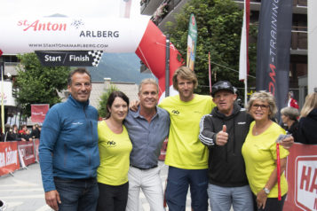 So sehen zufriedene Veranstalter aus!

Auf dem Bild v. l. n. r.: 
Gerhard Eichhorn (stellvertretender Direktor TVB St. Anton am Arlberg), Sandra Köck, TVB-Direktor Martin Ebster, Marco Jordan, Rennleiter Ronald Loipold und Marketing-Leiterin Wilma Himmelfreundpointner.