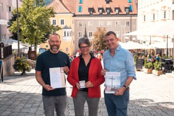 Freuen sich gemeinsam über den Award: André Lomsky (Geschäftsführung TVB Kufsteinerland), Sabine Mair (Geschäftsführung TVB Kufsteinerland) und Thomas Oberhuber (Geschäftsführer ofp kommunikation) (v.l.n.r.).
