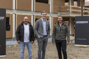 Auf dem Bild v.l.n.r.: Gerhard Huber (Polier Buchauer & Strasser Bauges.m.b.H.), Florian Unterberger (Geschäftsführer Unterberger Immobilien) und Alexander Grebien (Gewerberechtlicher Geschäftsführer Buchauer & Strasser Bauges.m.b.H.).
