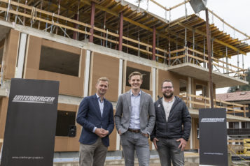 Auf dem Bild v.l.n.r.: Ekkehard Wimmer (Bürgermeister Walchsee), Florian Unterberger (Geschäftsführer Unterberger Immobilien) und Thomas Hörfarter (Projektleitung Unterberger Immobilien).