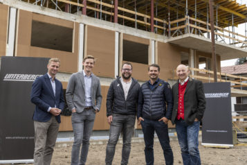 Auf dem Bild v.l.n.r.: Ekkehard Wimmer (Bürgermeister Walchsee), Florian Unterberger (Geschäftsführer Unterberger Immobilien), Thomas Hörfarter (Projektleitung Unterberger Immobilien), Sebastian Herbig (Vertrieb Unterberger Immobilien) und Josef Gruber (Geschäftsführer Unterberger Gruppe). 