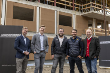 Auf dem Bild v.l.n.r.: Ekkehard Wimmer (Bürgermeister Walchsee), Florian Unterberger (Geschäftsführer Unterberger Immobilien), Thomas Hörfarter (Projektleitung Unterberger Immobilien), Sebastian Herbig (Vertrieb Unterberger Immobilien) und Josef Gruber (Geschäftsführer Unterberger Gruppe). 
