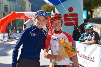 Vorjahresgewinnerin Amalie Cooper (links) gratulierte Monika Fritz (rechts) zum diesjährigen Sieg. 