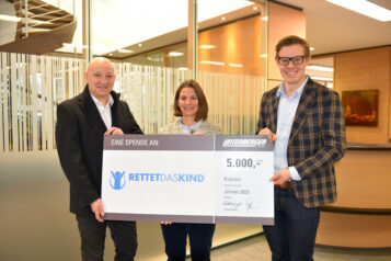 Auf dem Bild v.l.n.r.: Josef Gruber (Geschäftsführer Unterberger Gruppe), Karoline Obitzhofer (Vorsitzende RETTET DAS KIND TIROL) und Florian Unterberger bei der Spendenübergabe. 