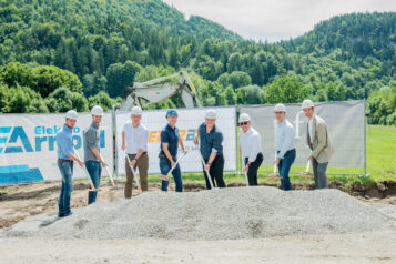 Gelungener Spatenstich (v.l.): Christian Erharter (RIEDERBAU), Peter Ferdigg (RIEDERBAU), Thomas Oberhuber (GF ofp kommunikation), Boris Arnold (GF Elektro Arnold), Stefan Graf (Vize-Bürgermeister Kufstein), Martin Krumschnabel (Bürgermeister Kufstein), Anton Rieder (GF RIEDERBAU), Richard Salzburger (Stadrat).
