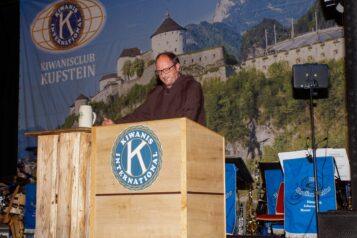 Mit Spannung erwartet wird die traditionell humorvolle Rede des Thierbergpaters Bruder Antonius alias Gunter Hölbl.Der 13. Kufsteiner Starkbieranstich findet am Freitag, dem 24. März 2023 statt.
