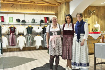 Das kompetente Team der Zillertaler Trachtenwelt in Bad Ischl freut sich, zahlreiche Kunden und Kundinnen aus der Region und darüber hinaus willkommen zu heißen.