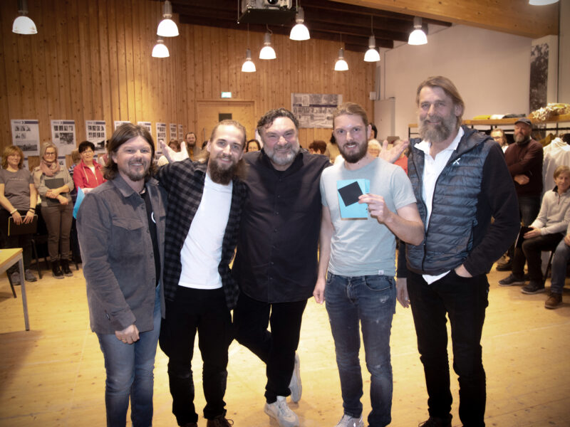 „Von links: Spielleiter Peter Esterl, Jesus-Darsteller Stefan Pfisterer, Regisseur Martin Leutgeb, Jesus-Darsteller Christoph Esterl und Obmann Karl Anker bei der feierlichen Auslosung der Besetzungen für die 32 Aufführungstermine der Passionsspiele Erl 2025.“
