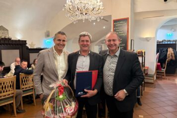 Thomas Siedler und Gerald Unterberger feiern gemeinsam mit Sepp Heiss ein Vierteljahrhundert Treue und Einsatz bei Cald’oro.