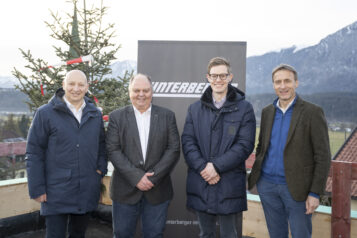 Auf dem Bild v. l. n. r.: Josef Gruber (GF Unterberger Gruppe), Bürgermeister Herbert Rieder, Florian Unterberger (GF Unterberger Immobilien) und Josef Feichtner (GF Unterberger Immobilien)