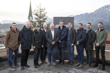Auf dem Bild v. l. n. r.: Thomas Kendlbacher, Architekt Jakob Haselsberger, Johannes Vogelsberger, Josef Gruber (GF Unterberger Gruppe), Bürgermeister Herbert Rieder, Florian Unterberger (GF Unterberger Immobilien), Josef Feichtner (GF Unterberger Immobilien), Sebastian Herbig (Vertrieb Unterberger Immobilien), Florian Huber (Projektleiter Unterberger Immobilien) und Maximilian Gruber.