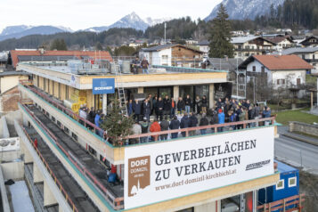Die Firstfeier markiert nicht nur einen wichtigen Baufortschritt, sondern auch eine unfallfreie Baustelle – ein Beweis für sorgfältige Planung, sicheres Arbeiten und starkes Teamwork.