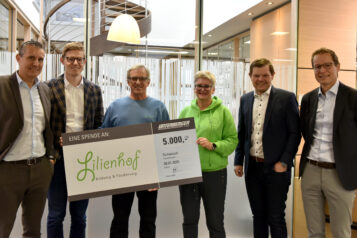 Gerald Unterberger, Florian Unterberger, Herbert Wechselberger, Susanne Schöllenberger, Fritz Unterberger jun. und Dieter Unterberger (v.l.n.r.) bei der Scheckübergabe vergangene Woche.