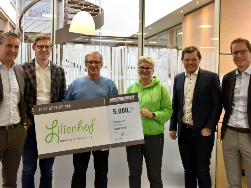 Gerald Unterberger, Florian Unterberger, Herbert Wechselberger, Susanne Schöllenberger, Fritz Unterberger jun., Dieter Unterberger bei der Scheckübergabe vergangene Woche.
