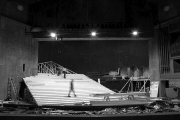 Eine monumentale Treppe prägt das Bühnenbild der Passionsspiele 2025. Architektur, Licht und Symbolik verschmelzen zu einer beeindruckenden Kulisse, die Vergangenheit und Gegenwart verbindet. In Schwarz-Weiß.